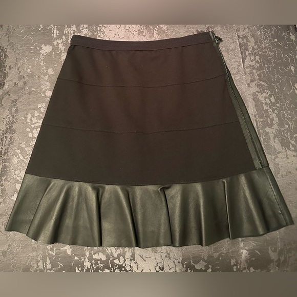 Elie Tahari Dresses & Skirts - Elie Tahari Black Leather & Rayon Zip Up lined Skirt, size 8